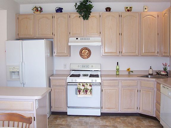 Spacious Eat in Kitchen