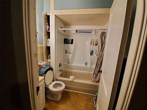4th image of 1142 W 11th St #1