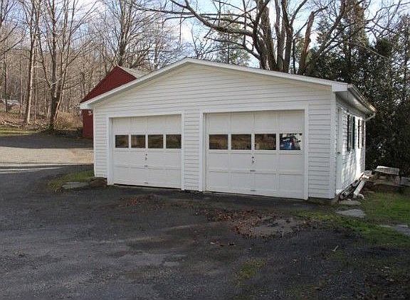 Detached garage in rear yard