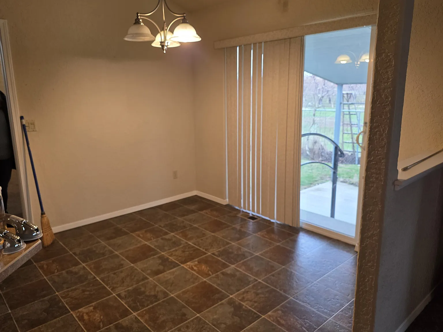 3 Bed 2 Bath house with 3 Car Garage — Photo 3