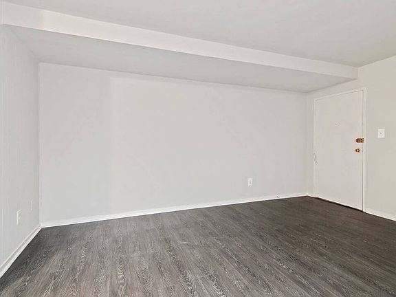 3rd image of 2100 Parkland Dr