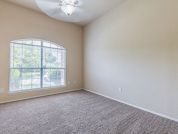 4th image of 906 Ashbury Blf