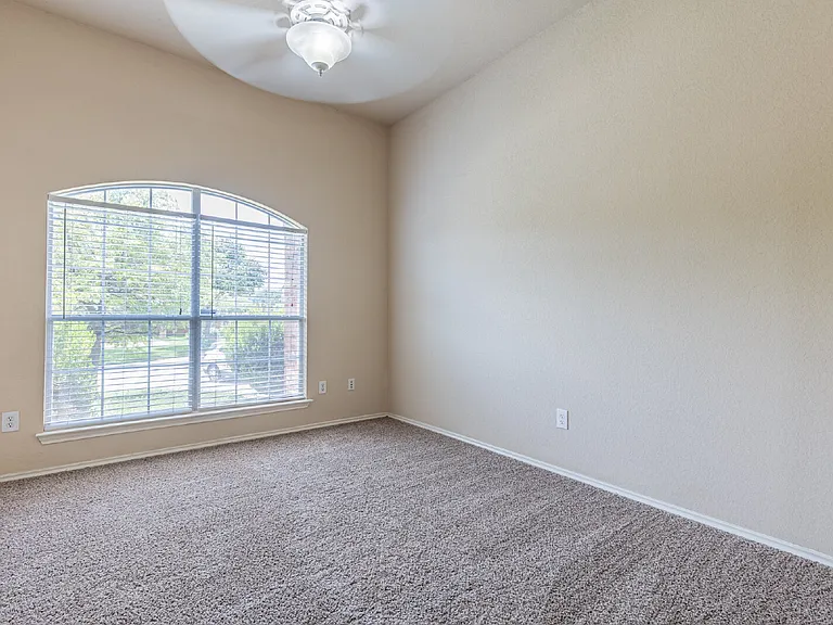 906 Ashbury Blf — Photo 4