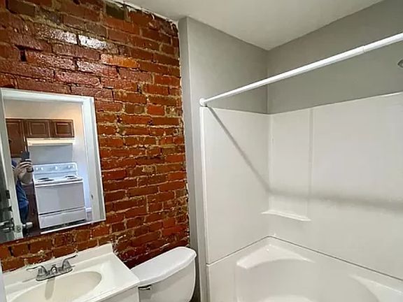 3rd image of 1862 Clarence St Floor 1