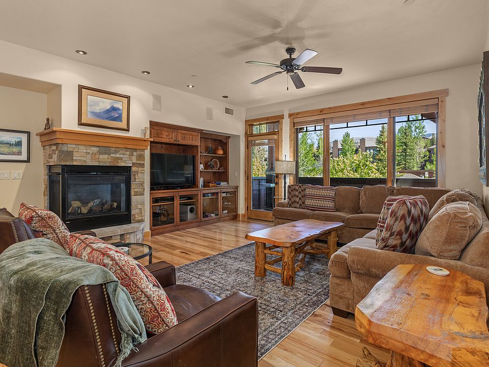 Living Room with HDTV & Ceiling Fan