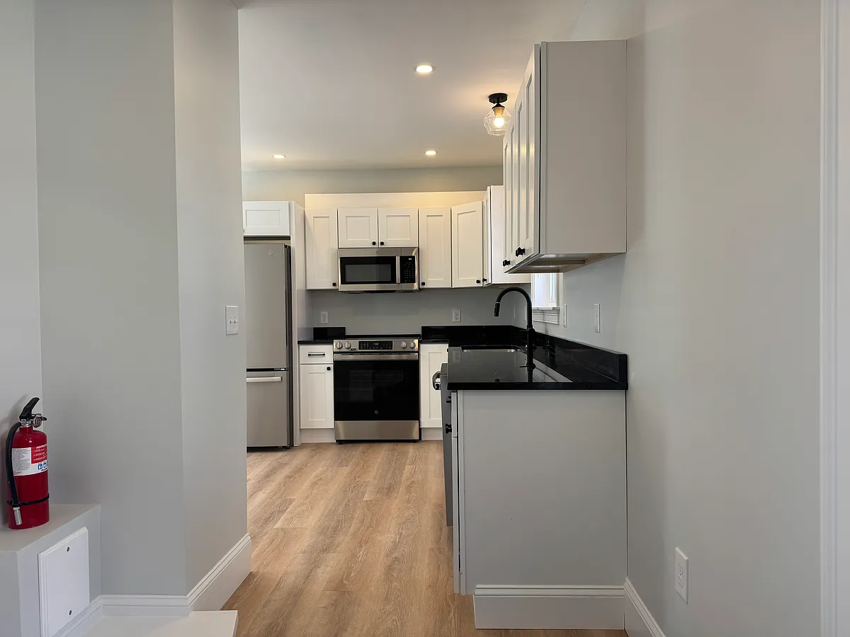 Building Photo - 92 Lamb St #2