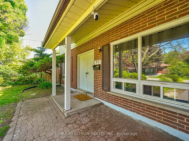 50 Axsmith Cres — Photo 2