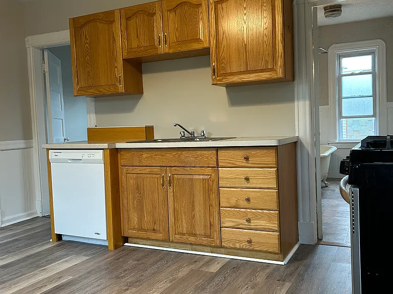560-562 Carew St #3 — Photo 1