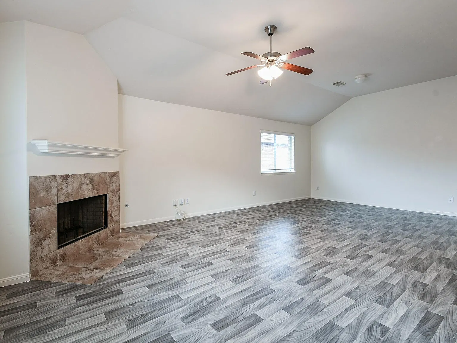 3 bed, 2.0 bath, 1747 sqft, $1,900 — Photo 4