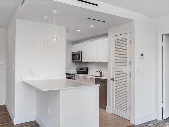 3rd image of 9800 W Bay Harbor Dr APT 502