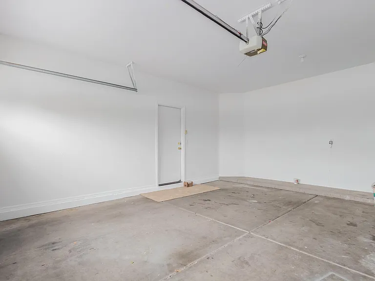 3209 W Saint Catherine Ave — Photo 36