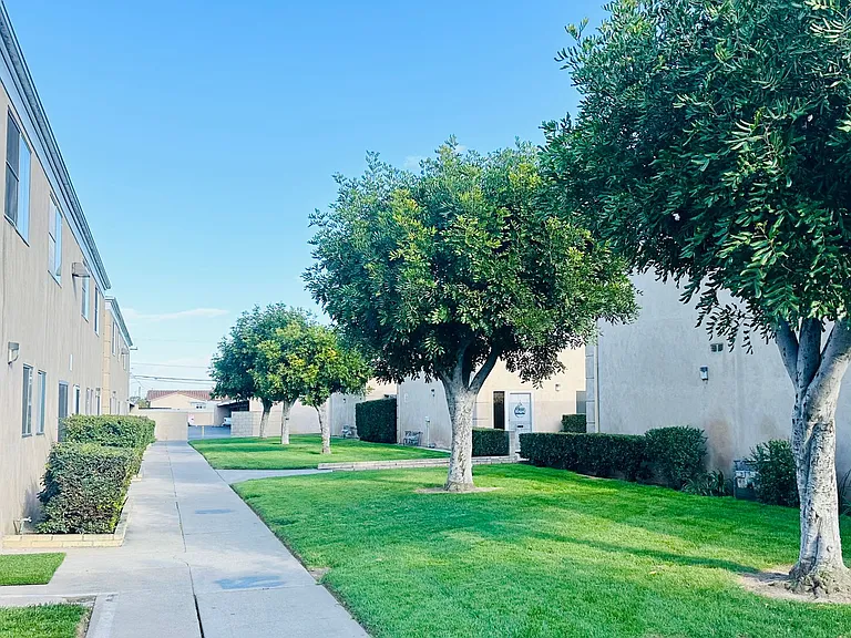 Lynrose Manor Apartments — Photo 27