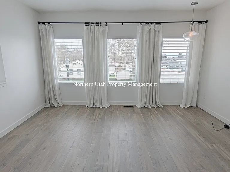313 W 25 N — Photo 2
