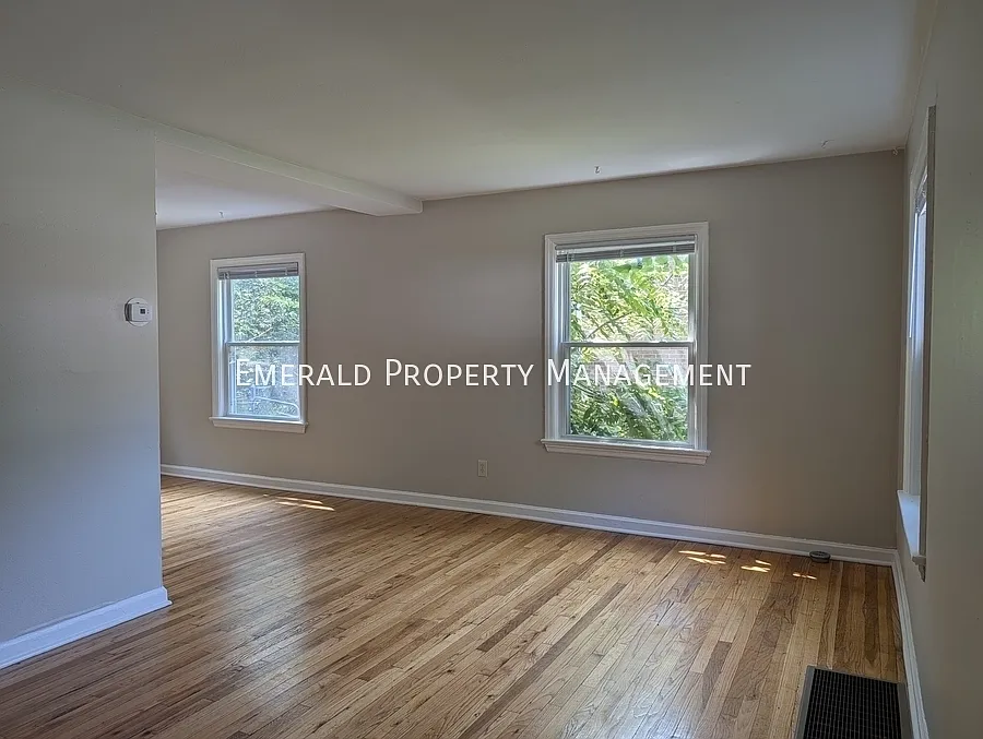 3 bed, $1,325 — Photo 2