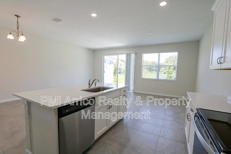 3 bed, 2.5 bath, 1852 sqft, $2,430 — Photo 2