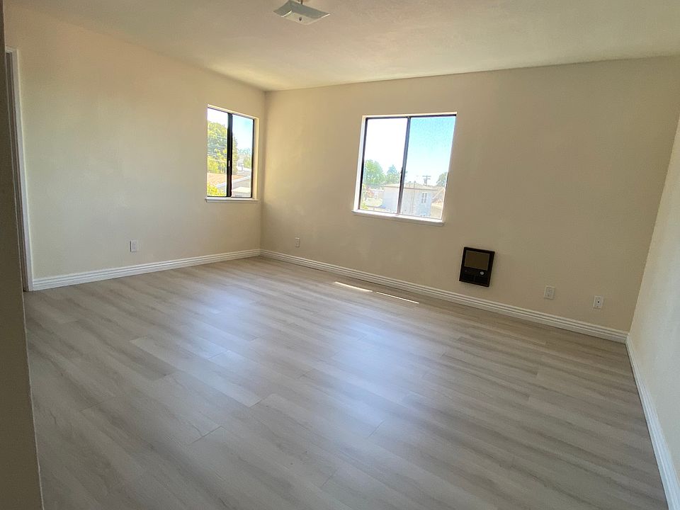 2nd Bedroom (Master Bedroom)