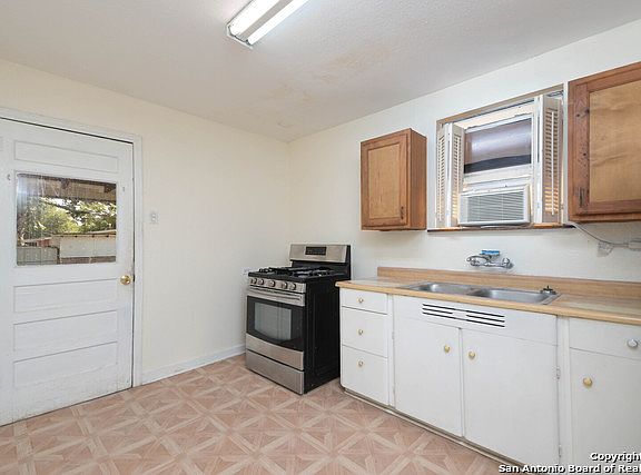 5th image of 122 Villareal St