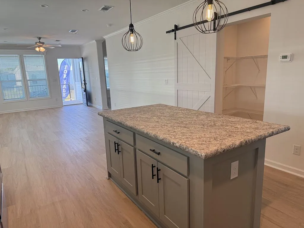 3 bed, 2.0 bath, 1356 sqft, $1,629 — Photo 3