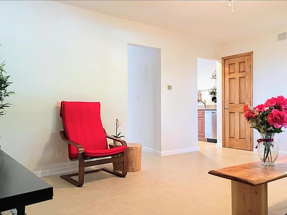 Family room: Queen size sleeper/sofa, 4KHD Roku TV, free WiFi, ceiling flan, ceramic floor tiles. Loft with 2 twin XL beds accessible through the solid pine door.