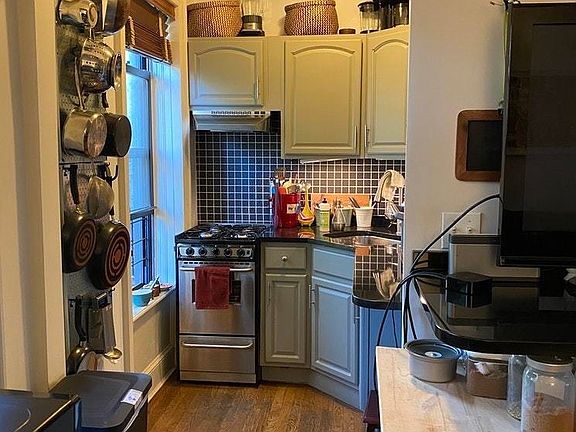 2nd image of 368 Jefferson Ave #4