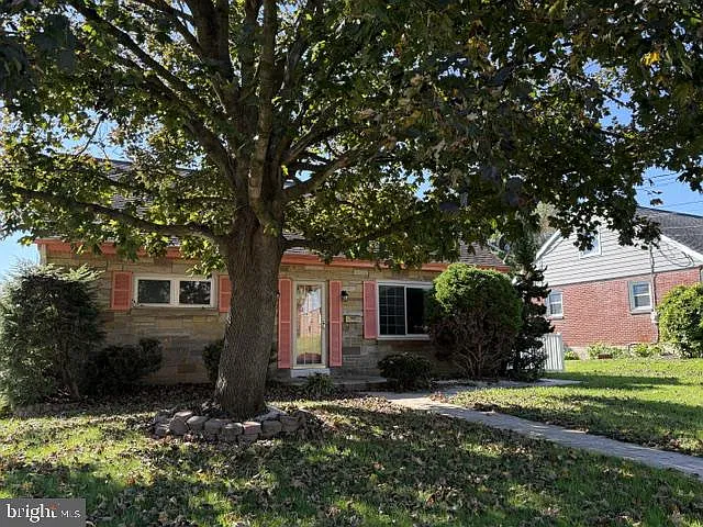 4 bed, 1.5 bath, 1704 sqft, $1,995 — Photo 2