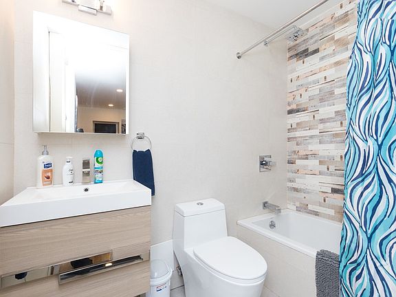 5th image of 2038 5th Ave APT 1R