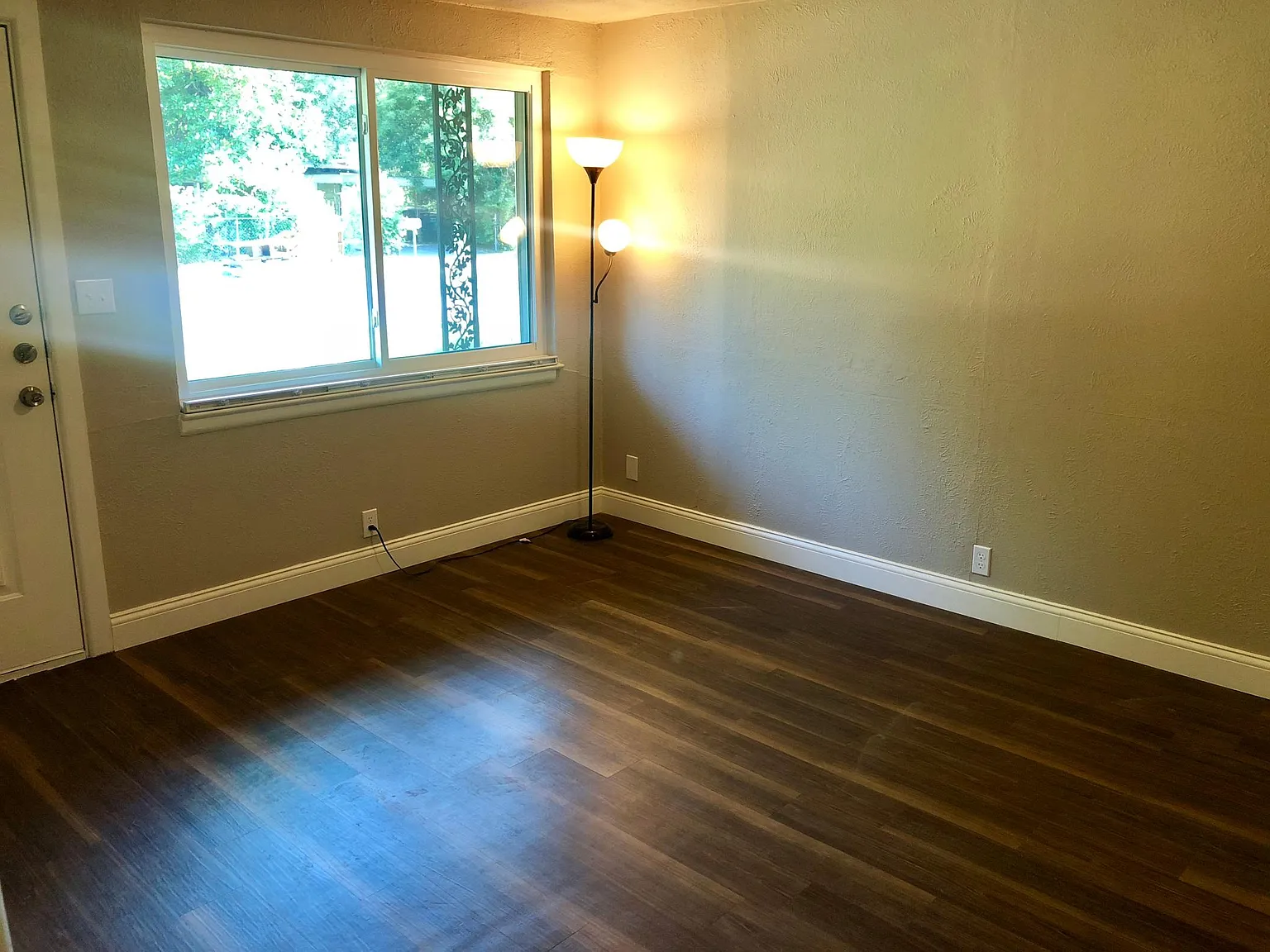 3 bed, 927 sqft, $1,550 — Photo 3