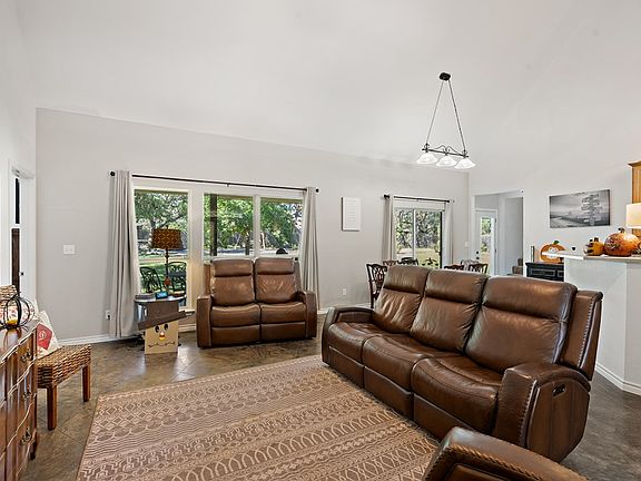 5th image of 706 Liveoak Dr