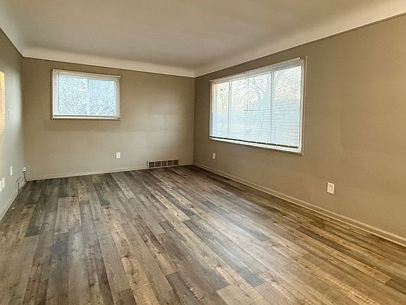 3rd image of 9114 Plainview Ave