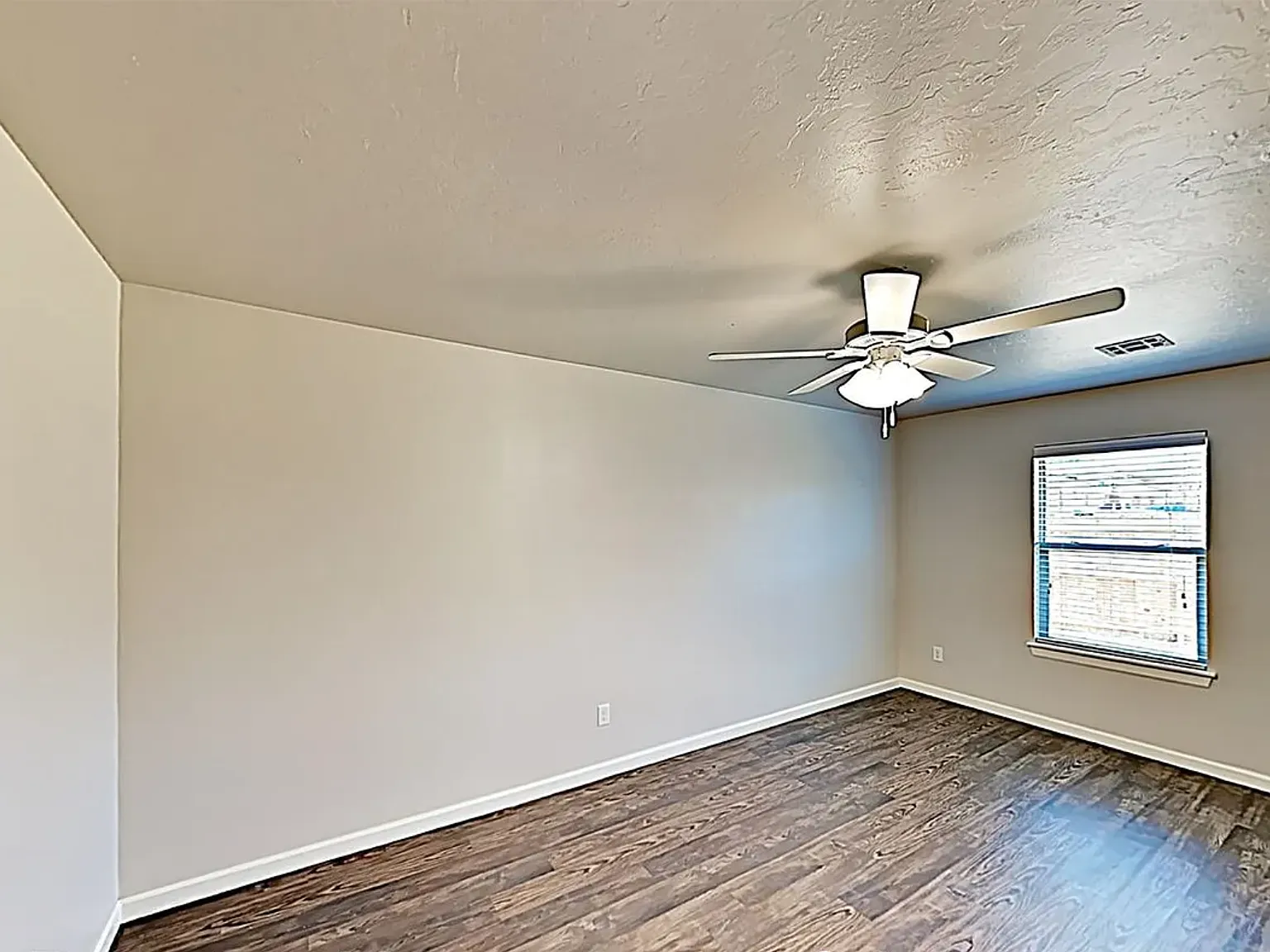 2 bed, 1000 sqft, $1,449 — Photo 3