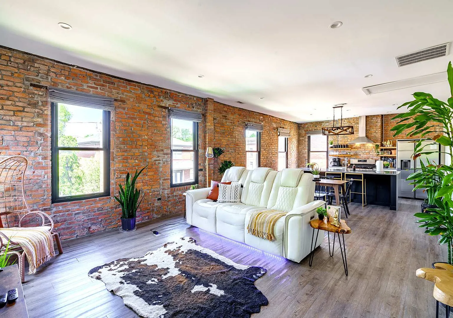Jungle Vibe by Jungle House | Downtown & Short North | Free Parking — Photo 1