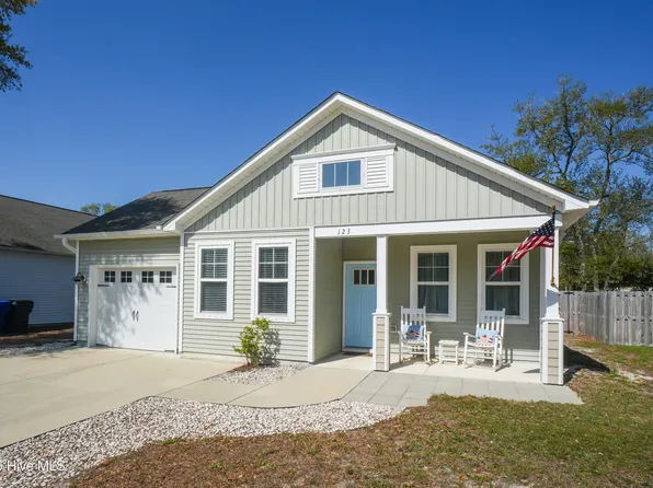 123 NE 7th Street, Oak Island, NC 28465
