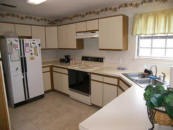 Nice functional Kitchen.  Refrigerator Conveys.