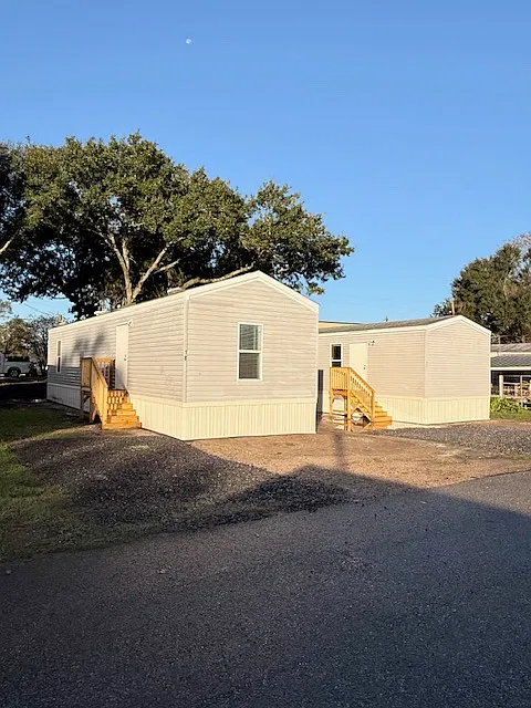 201 Andre St #18