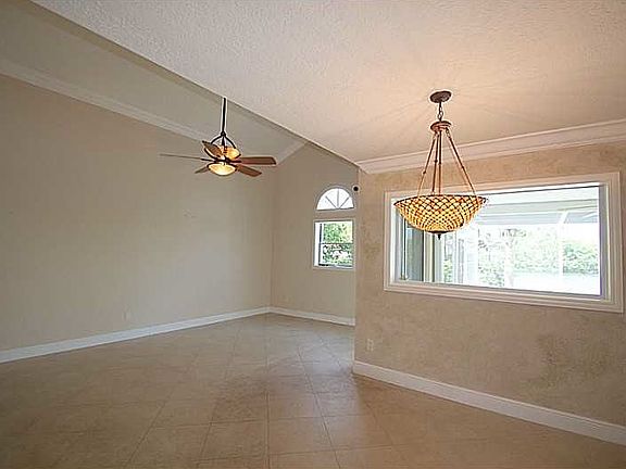 5th image of 1082 SE 5th Ct