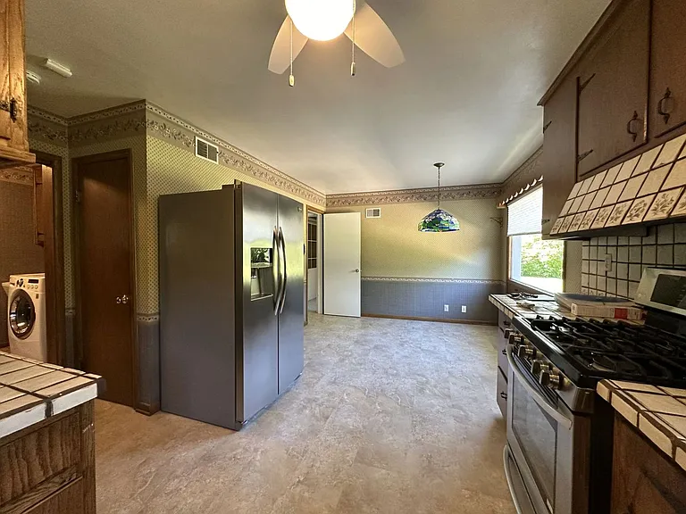 1375 Fairhaven Blvd — Photo 8