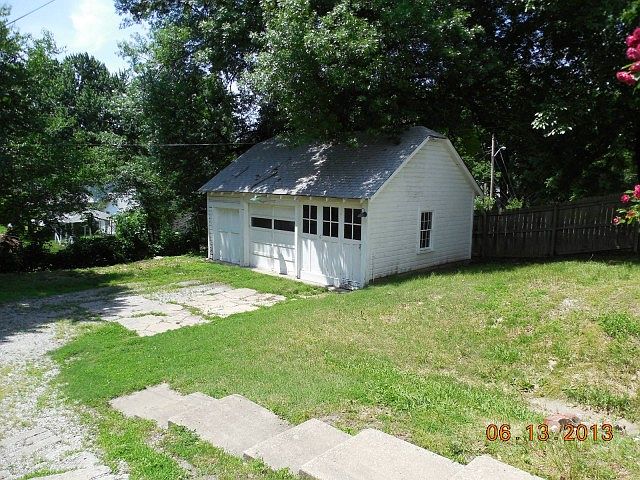 2nd image of 1106 S Main St