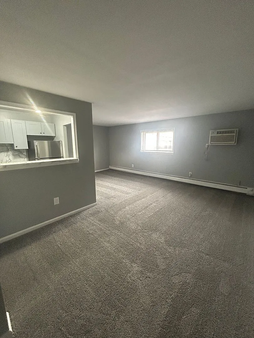 HOLLY GARDEN APARTMENTS — Photo 4