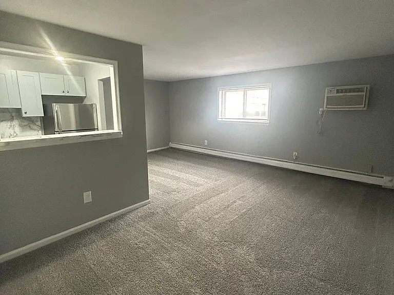 HOLLY GARDEN APARTMENTS — Photo 4
