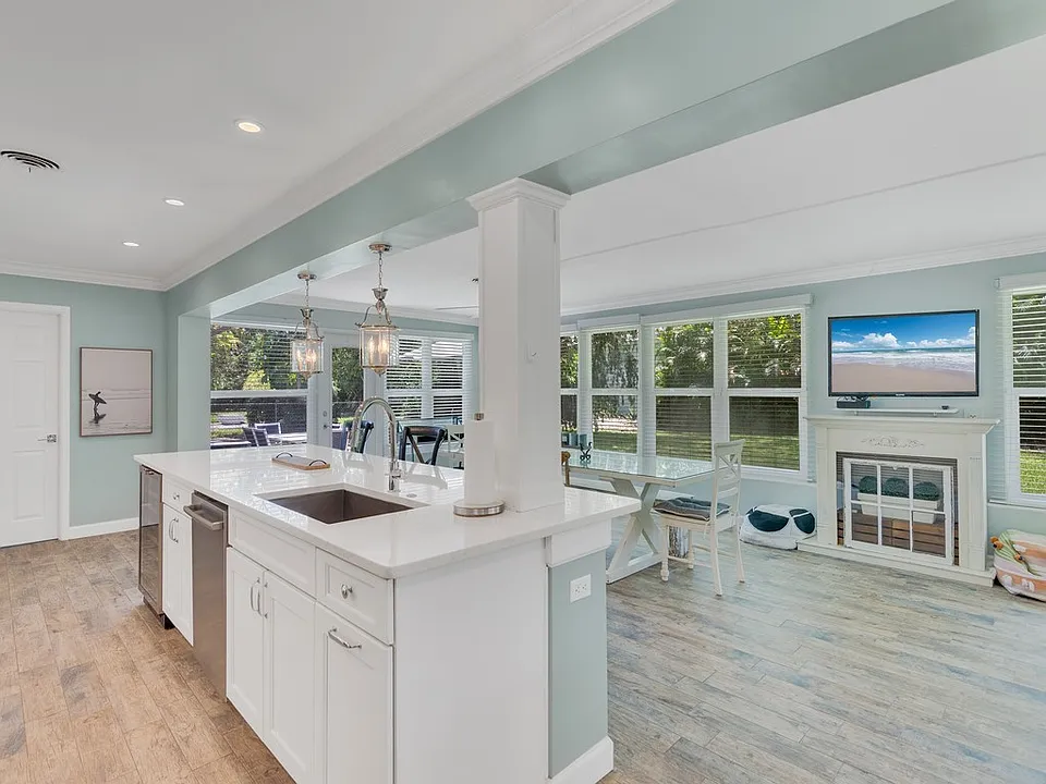 706 Iris Ln