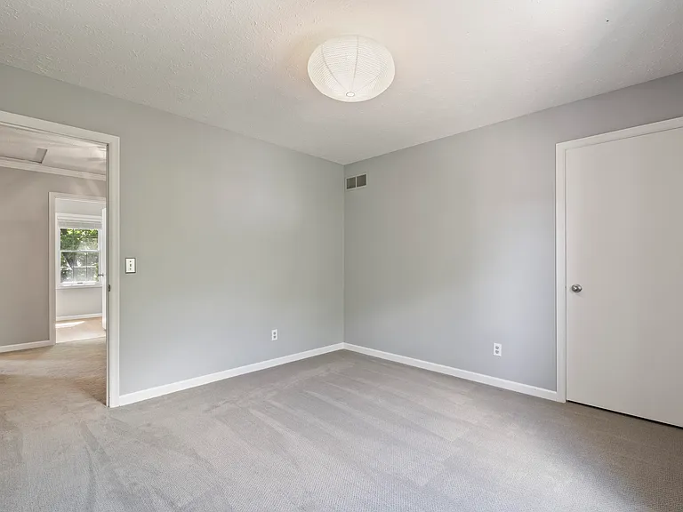 4690 Lindbergh Dr — Photo 32