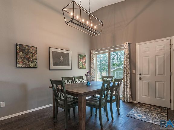3rd image of 1104 Hemlock Cir