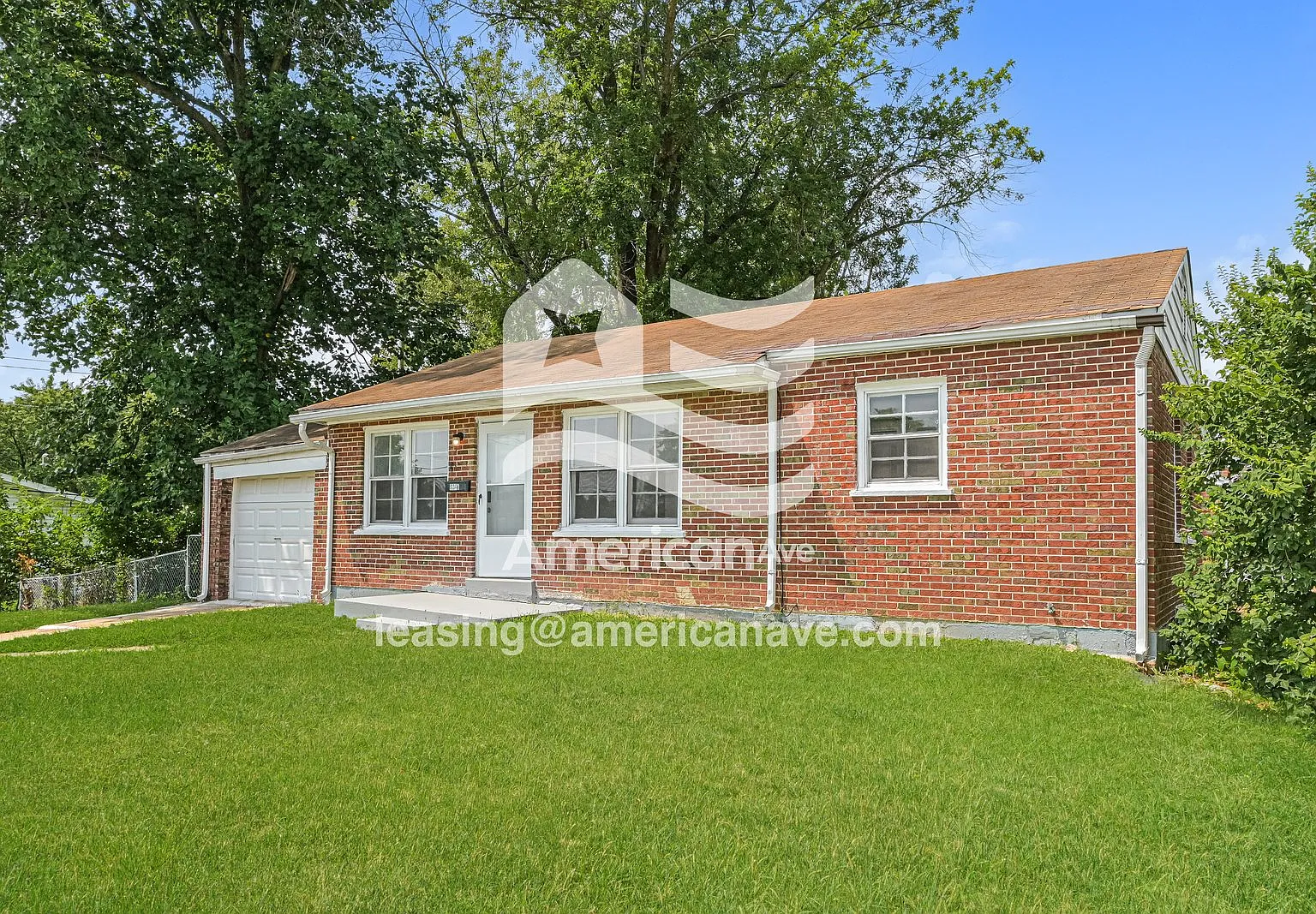 3 bed, 1.0 bath, 904 sqft, $1,215 — Photo 2