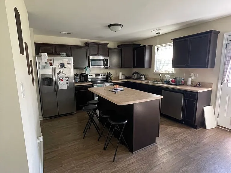 216 Holly Grove Ct E — Photo 4