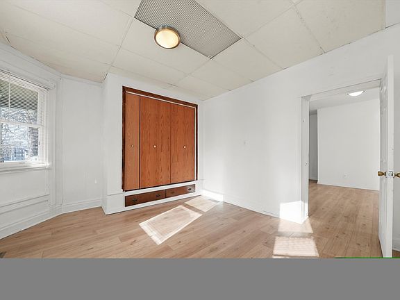 3rd image of 1095-1097 E Merchant St