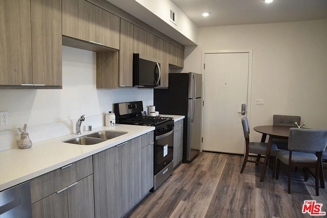 2 bed, 1.0 bath, 850 sqft, $2,795 — Photo 2