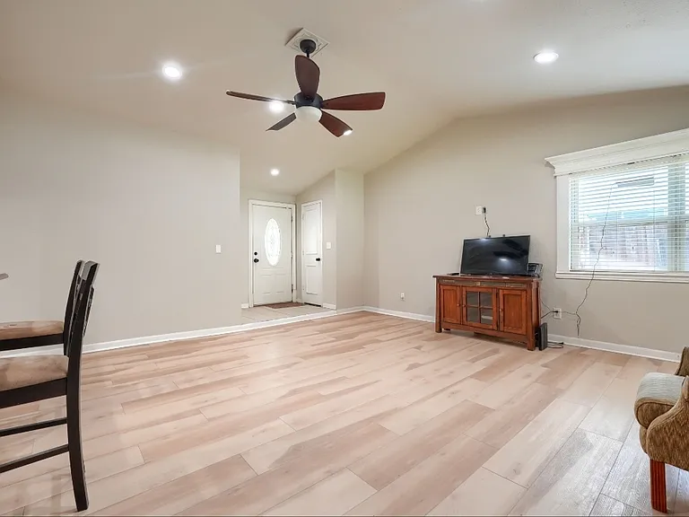 1273 Valencia Ln — Photo 9