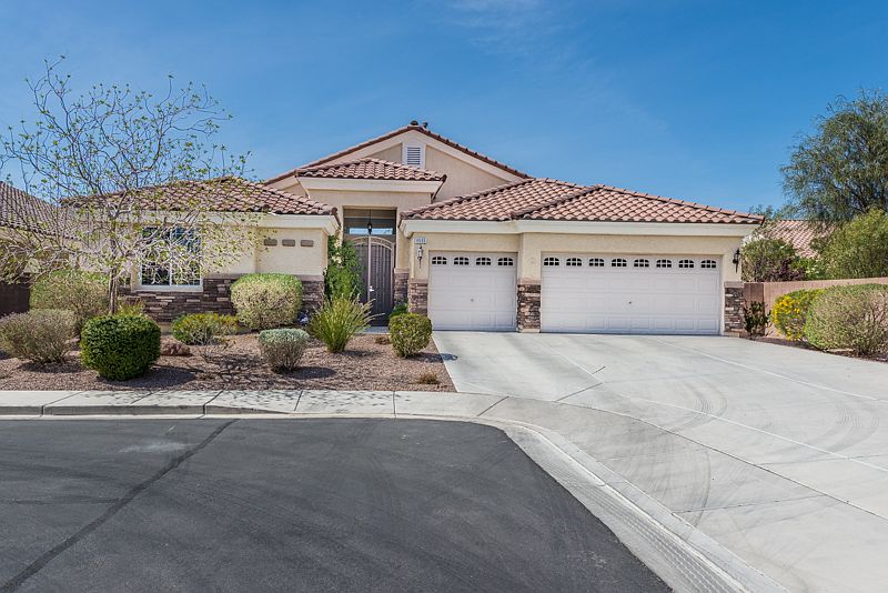 GORGEOUS SINGLE STORY HOME