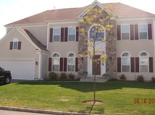 11 Avolet Ct, Mount Sinai, NY 11766