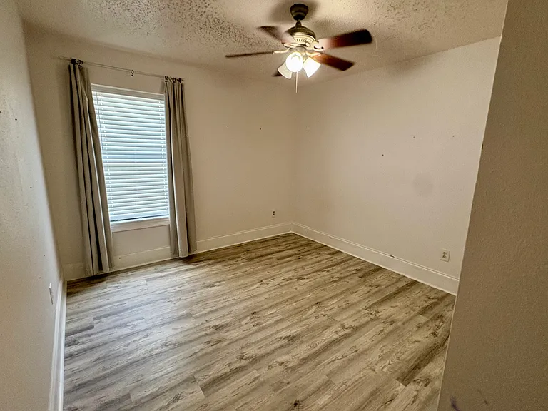 300 Live Oak Ct — Photo 11